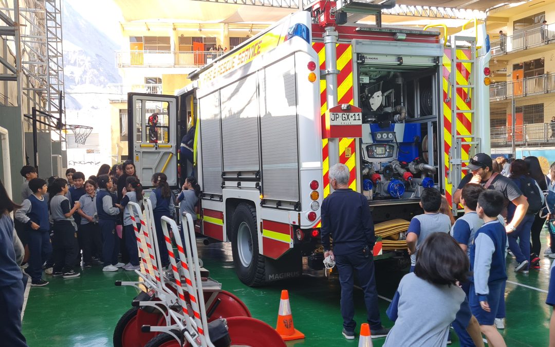 Estudiantes de Colegio Bajo Molle conocieron trabajo de bomberos