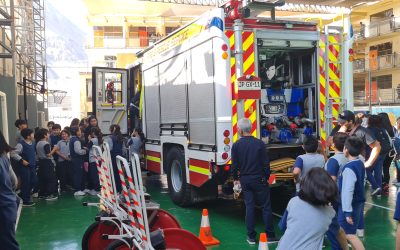Estudiantes de Colegio Bajo Molle conocieron trabajo de bomberos