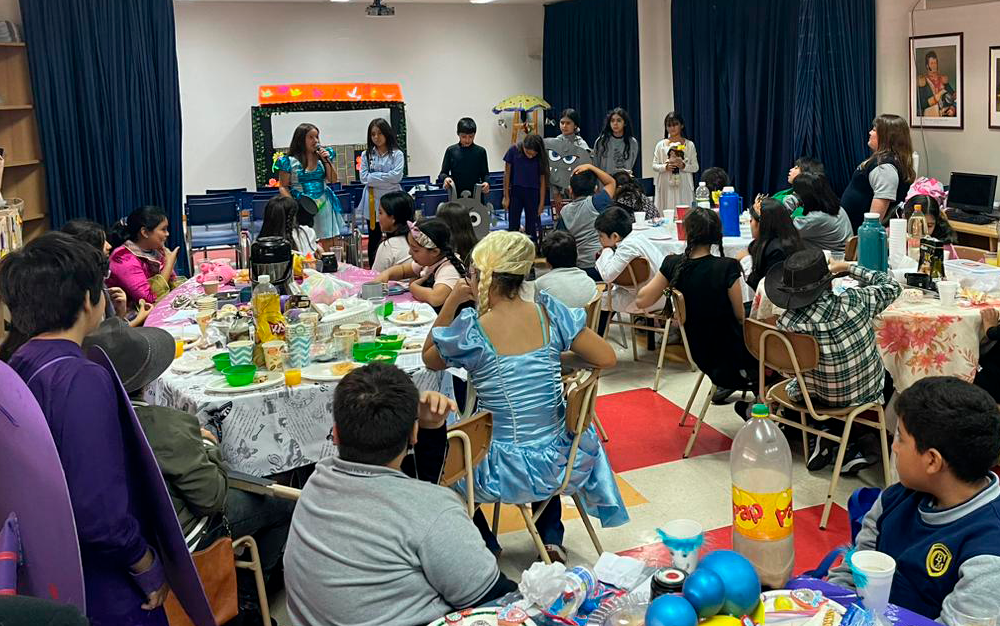 Nuestros estudiantes de 5° realizan “Chocolate Lector” sobre “Mac, el Microbio Desconocido”