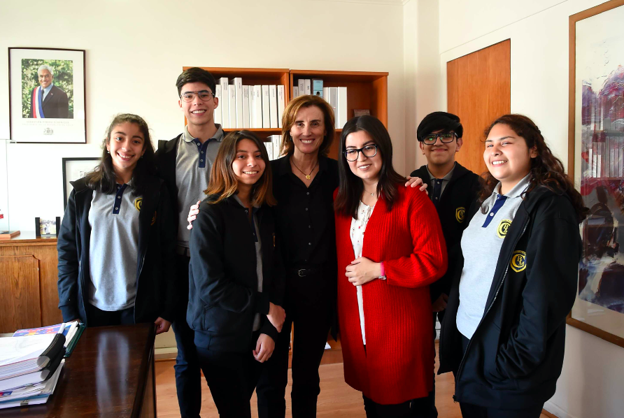 Ministra de Educación despide a nuestros estudiantes que nos representarán en Cumbre del Tsunami en Japón.