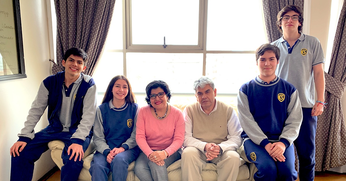 Directora Claudia Díaz y el profesor Plácido Castro junto a nuestros estudiantes.