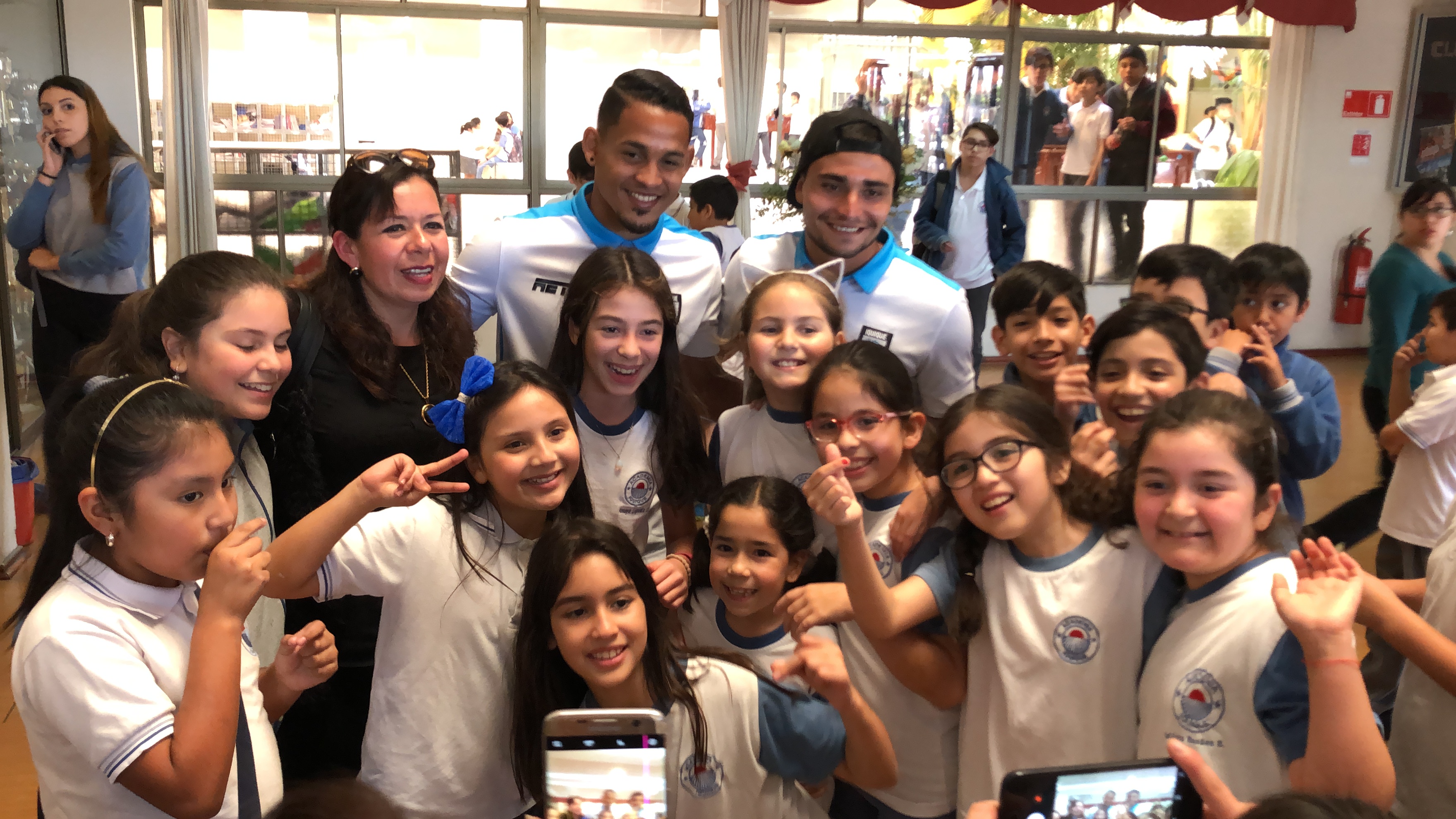 Visita de jugadores de Deportes Iquique