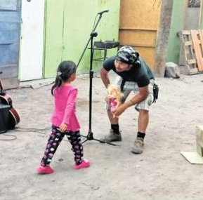 Colegio Bajo Molle entrega donaciones al barrio El Colorado.