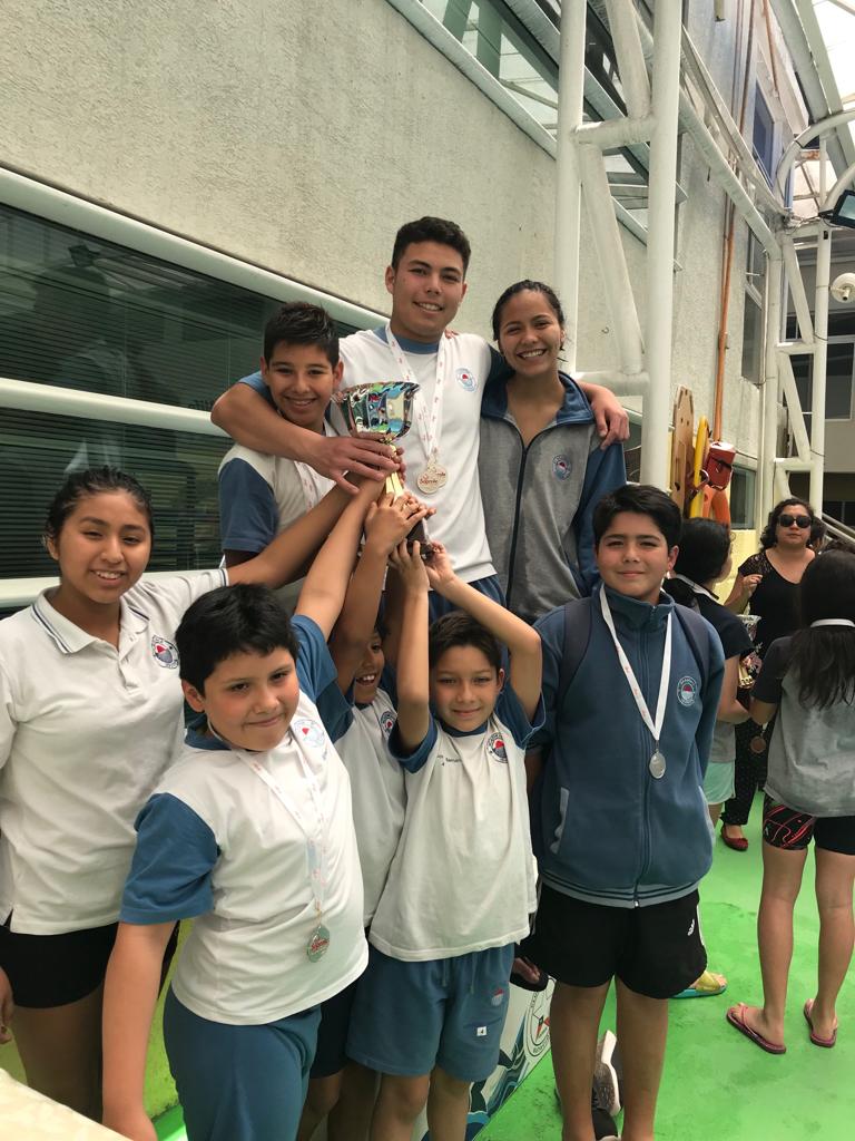 Nadadores alzan la copa del segundo lugar “Copa SOPROLE” Interescolar 2018
