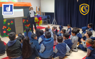 1° Básico B disfruta de una experiencia de teatro flúor para fomentar la lectura