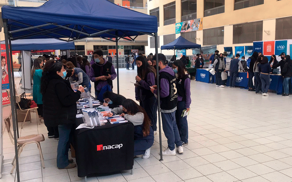 Nuestros estudiantes de 3° y 4° Medio participan en Feria Vocacional