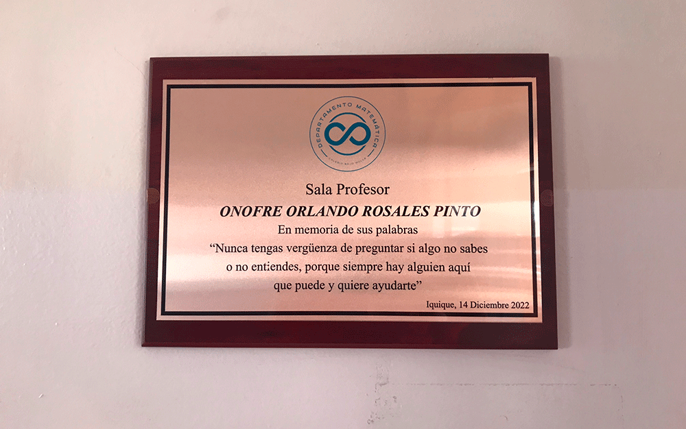 Departamento de Matemáticas realiza homenaje a profesor Onofre Rosales con placa conmemorativa