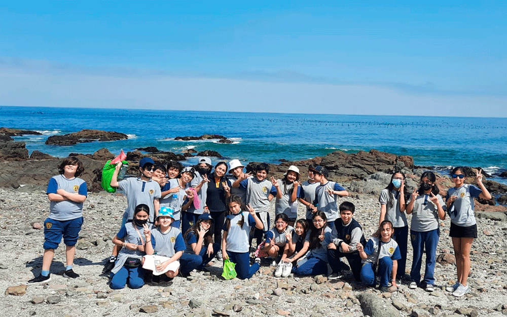 Estudiantes de 5° Básico realizan limpieza en Playa Blanca