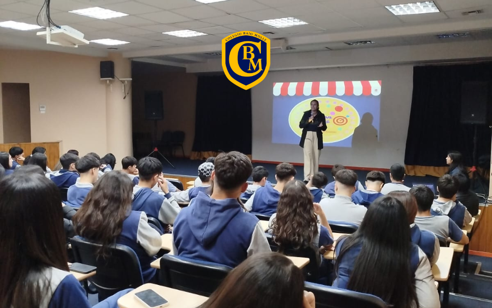 Estudiantes de 2° medio reciben charla sobre prevención del consumo junto a profesionales de Senda-Previene