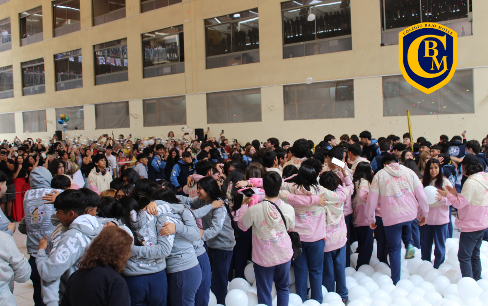 Alumnos de IV Medio se despiden del colegio con tradicional campanazo y emotiva ceremonia