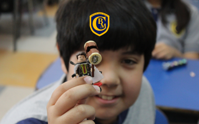 Alumnos 4° básico dieron vida a sus personajes en minifiguras en la actividad “Celebremos la imaginación”